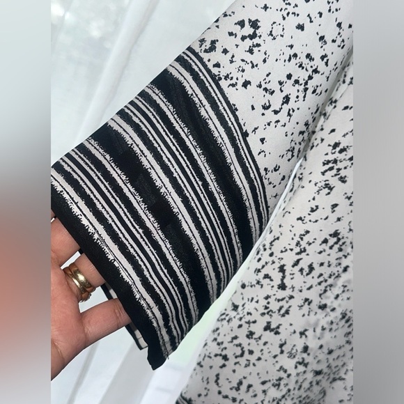 Violet and Claire Abstract Print 3/4 sleeves Top/Blouse size M - Picture 4 of 5